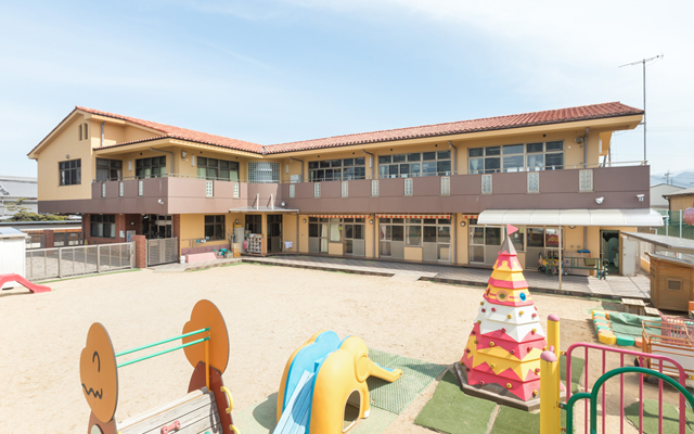 園舎・クラスについて 園舎と園庭